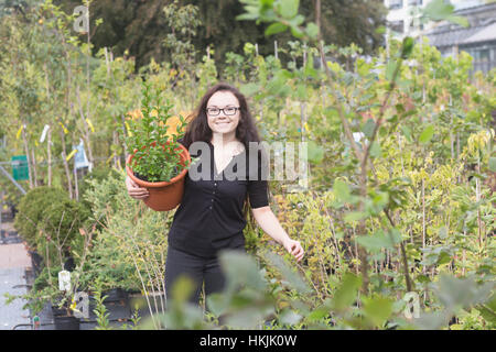 Giovane donna che lavorano in un giardino,Freiburg im Breisgau,Baden-Württemberg, Germania Foto Stock