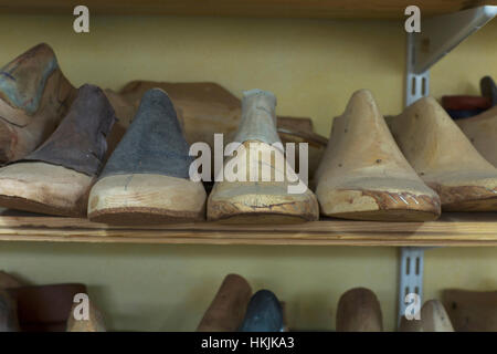 Close-up di scarpa in legno barella, Freiburg im Breisgau, Baden-Württemberg, Germania Foto Stock