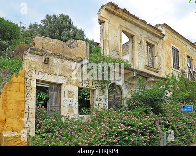 Ricoperta di edifici in rovina abbandonata dopo il terremoto del 1953 nel villaggio di Assos sull'isola greca di Cefalonia in Grecia. Foto Stock