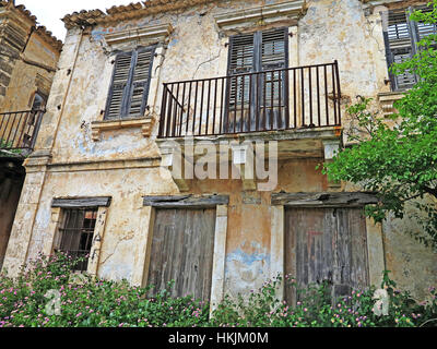 Abbandonato il vecchio edificio rovinato rimasto abbandonato dopo il terremoto del 1953 nel villaggio di Assos sull'isola greca di Cefalonia in Grecia. Foto Stock