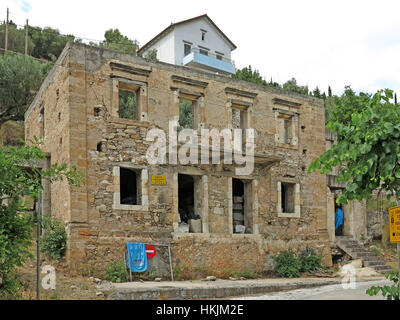 Edificio rovinato rimasto abbandonato dopo il terremoto del 1953 nel villaggio di Assos sull'isola greca di Cefalonia in Grecia. Foto Stock