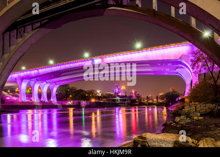 Minneapolis, Minnesota in viola in lutto per la morte dell'artista musicale Prince. Foto Stock