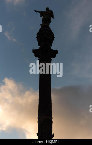Silhouette di un monumento dedicato al celebre navigatore italiano Cristoforo Colombo (Christopher Columbus) a Barcellona, Spagna. Foto Stock