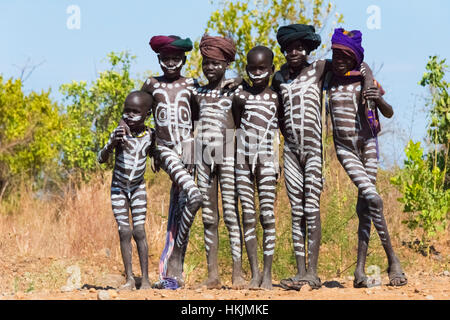 Tribù dei Mursi ragazzi con corpo dipinto, villaggio dei Mursi, Sud Omo, Etiopia Foto Stock