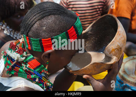 Hamar tribù persone al mercato Dimeka, Sud Omo, Etiopia Foto Stock