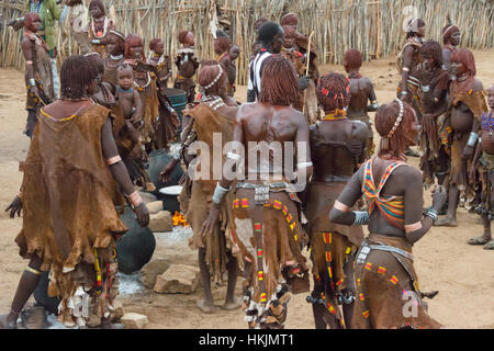 Hamar tribù donna con frusta barre sul retro al bestiame Jumping, Hamar Village, Sud Omo, Etiopia Foto Stock