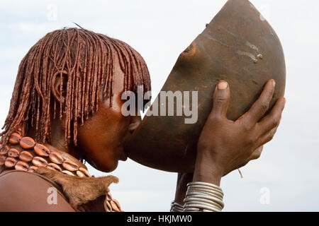 Hamar tribù donna bere il vino in Hamar Village, Sud Omo, Etiopia Foto Stock