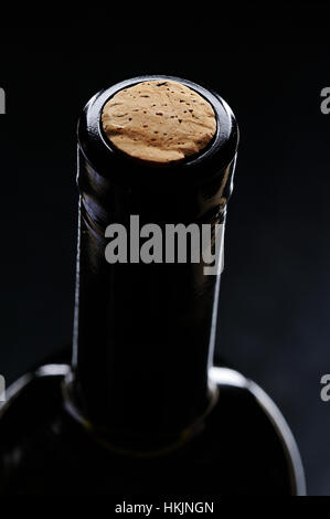 Macro di sughero per bottiglie di vino su sfondo nero Foto Stock