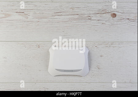 White modem router wifi sulla tavola di legno Foto Stock