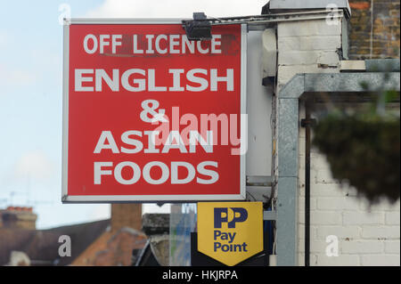 Shop segno per Off vendita licenza inglese e quella asiatica. Hayes, Middlesex, Regno Unito Foto Stock