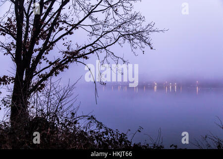 Il lago Baldeneysee, di Essen, in Germania, un serbatoio di fiume Ruhr invernale nebbioso giorno, Foto Stock