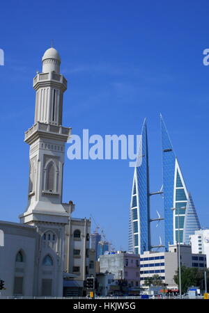 Ras Rumman Moschea, con il Bahrain World Trade Center building in distanza, Manama, Bahrain Foto Stock