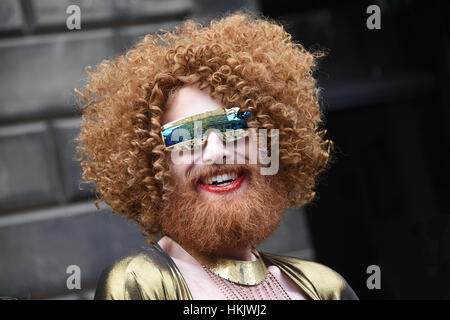 Edinburgh Fringe performer di High Street pubblicità spettacolo. Foto Stock