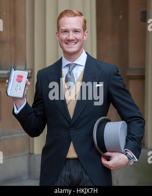 Ponticello lungo Greg Rutherford di ricevere il suo membro dell'Impero Britannico (MBE) medaglia per i servizi di atletica da HM la regina Foto Stock