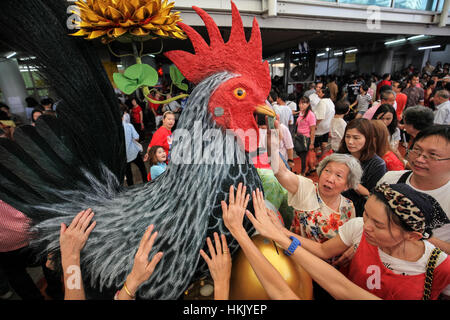 Bangkok, Tailandia. 28 gen, 2017. Un etnia cinese Thai pregare accanto a una statua di pollo durante il Nuovo Anno Lunare a Leng Nuei Yee tempio Cinese a Bangkok, in Thailandia. Credito: Panupong Changchai/Pacific Press/Alamy Live News Foto Stock