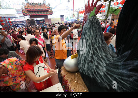 Bangkok, Tailandia. 28 gen, 2017. Un etnia cinese Thai pregare accanto a una statua di pollo durante il Nuovo Anno Lunare a Leng Nuei Yee tempio Cinese a Bangkok, in Thailandia. Credito: Panupong Changchai/Pacific Press/Alamy Live News Foto Stock