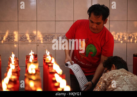 Bangkok, Tailandia. 28 gen, 2017. Il personale è durante un intervento di assistenza a un etnia cinese Thai presso il tempio Cinese di Bangkok, nuovo anno cinese cade il 28 gennaio di quest'anno, segnando l'inizio dell'Anno del Gallo. Credito: Panupong Changchai/Pacific Press/Alamy Live News Foto Stock