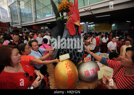 Bangkok, Tailandia. 28 gen, 2017. Un etnia cinese Thai pregare accanto a una statua di pollo durante il Nuovo Anno Lunare a Leng Nuei Yee tempio Cinese a Bangkok, in Thailandia. Credito: Panupong Changchai/Pacific Press/Alamy Live News Foto Stock