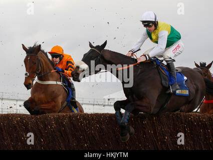 Molte nuvole e Leighton Aspell (destra) salta un inizio di recinzione in società con Thistlecrack cavalcato da Tom Scudamore prima di andare a vincere la prova Betbright Cotswold Chase gara corsa durante il Festival giornata di prove a Cheltenham Racecourse. Foto Stock