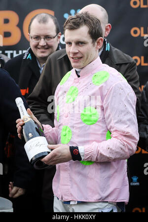 Jockey Paolo Townend celebra dopo equitazione Vroum Vroum Mag alla vittoria nel olbg.com Doncaster Mares' corsa ad ostacoli durante la puntata Sky Chase giorno a Doncaster Racecourse. Foto Stock