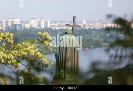 Principe Vladimiro il Grande monumento oltre il Dnipro a Kiev, Ucraina Foto Stock