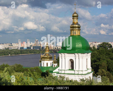 Vista su Pechersk lavra della torre a Kiev, Ucraina Foto Stock