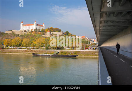 BRATISLAVA, SLOVACCHIA, ottobre - 27, 2016: il castello dal ponte di SNP. Foto Stock