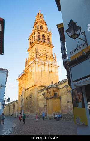 CORDOBA, Spagna - 26 Maggio 2015: la torre della cattedrale nella luce della sera e pareti. Foto Stock