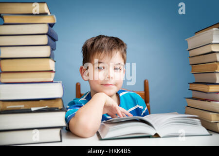 A sette anni di età bambino la lettura di un libro Foto Stock