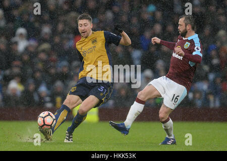 La città di Bristol è Jens Hegeler (sinistra) e Burnley's Steven Defour in azione durante la Emirates FA Cup, quarto round corrispondono a Turf Moor, Burnley. Stampa foto di associazione. Picture Data: Sabato 28 Gennaio, 2017. Vedere PA storia SOCCER Burnley. Foto di credito dovrebbe leggere: Anna Gowthorpe/filo PA. Restrizioni: solo uso editoriale nessun uso non autorizzato di audio, video, dati, calendari, club/campionato loghi o 'live' servizi. Online in corrispondenza uso limitato a 75 immagini, nessun video emulazione. Nessun uso in scommesse, giochi o un singolo giocatore/club/league pubblicazioni. Foto Stock