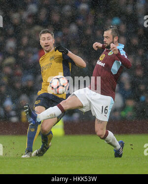 La città di Bristol è Jens Hegeler (sinistra) e Burnley's Steven Defour in azione durante la Emirates FA Cup, quarto round corrispondono a Turf Moor, Burnley. Stampa foto di associazione. Picture Data: Sabato 28 Gennaio, 2017. Vedere PA storia SOCCER Burnley. Foto di credito dovrebbe leggere: Anna Gowthorpe/filo PA. Restrizioni: solo uso editoriale nessun uso non autorizzato di audio, video, dati, calendari, club/campionato loghi o 'live' servizi. Online in corrispondenza uso limitato a 75 immagini, nessun video emulazione. Nessun uso in scommesse, giochi o un singolo giocatore/club/league pubblicazioni. Foto Stock