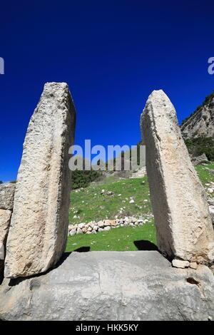 Architrave in pietra-estremo ovest della palestra collocato accanto al bagno romano e rivolta verso l'agora terrazza-rovine della città antica di Arykanda dating come Foto Stock