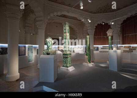 La mostra *Bigot Pavilion* presso il Museo di Arti applicate di Budapest nel 2013 ha presentato design e artigianato innovativi. La mostra ha messo in evidenza varie arti decorative e disegni architettonici di diversi periodi. Foto Stock