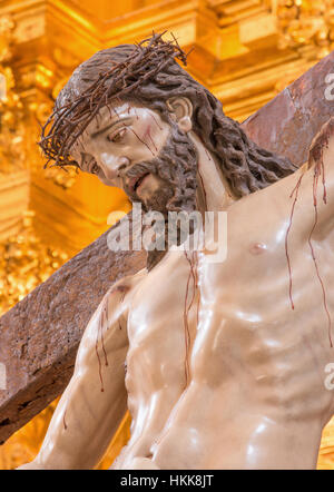 CORDOBA, Spagna - 26 Maggio 2015: Il Cristo discendente dalla croce statua nella chiesa del monastero di st. Ann e st.Joseph Foto Stock