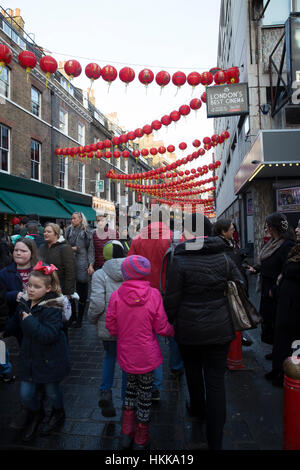 Chinatown di Londra, UK, 28 Gennaio 2017,cinese di Nuovo Anno del Gallo, celebrazioni hanno luogo a Londra con draghi cinesi in ed intorno a Soho prima della sfilata principale domani©Keith Larby/Alamy Live News Foto Stock