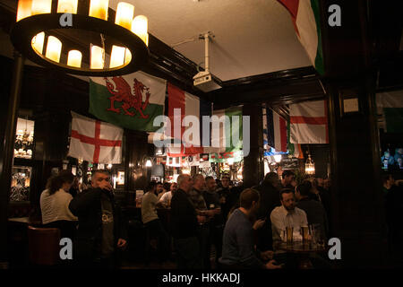 Il torneo di Wimbledon di Londra, Regno Unito. 28 gen, 2017. Un pub di Wimbledon è decorato con le bandiere nazionali di Rugby 6 Nazioni davanti a la RBS 6 Nazioni Championship Rugby torneo che inizia il 4 febbraio il credito: amer ghazzal/Alamy Live News Foto Stock