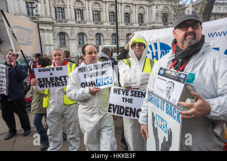 Londra, Regno Unito. Il 28 gennaio, 2017. I manifestanti in tute bianche tenere manifesti al rally presso il Dipartimento di salute. La sostenibilità e i piani di trasformazione (STPS) essendo imposto sul NHS sono un taglio di £22 miliardi nel finanziamento di un già allargare eccessivamente il servizio che viene rapidamente privatizzata e dove molti sono ora ha rifiutato il trattamento di cui hanno bisogno in modo puramente motivi finanziari. Credito: Peter Marshall / Alamy Live News Foto Stock