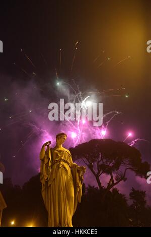 Roma, Italia. 28 gen, 2017. Capodanno cinese con fuochi d'artificio al parco di Villa Borghese, come visto dalla Piazza del Popolo. Credito: Anton Hazewinkel/Alamy Live News Foto Stock