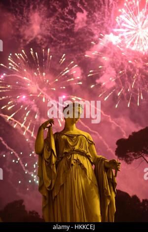 Roma, Italia. 28 gen, 2017. Capodanno cinese con fuochi d'artificio al parco di Villa Borghese, come visto dalla Piazza del Popolo. Credito: Anton Hazewinkel/Alamy Live News Foto Stock