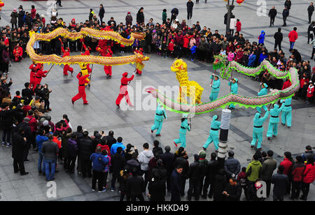 Wuxi, cinese della provincia di Jiangsu. 28 gen, 2017. Le persone a svolgere dragon dance per celebrare la festa di primavera o il nuovo anno lunare cinese, in Wuxi, Cina orientale della provincia di Jiangsu. Credito: Huan Yueliang/Xinhua/Alamy Live News Foto Stock