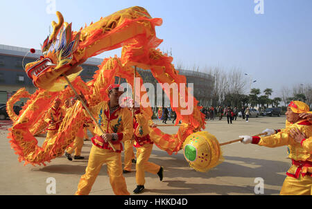 Nanchang, cinese della provincia di Jiangxi. 28 gen, 2017. Le persone a svolgere dragon dance per celebrare la festa di primavera o il nuovo anno lunare cinese, Chengnan nel villaggio di Nanchang, a est della capitale cinese della provincia di Jiangxi. Credito: Zhu Wenbiao/Xinhua/Alamy Live News Foto Stock