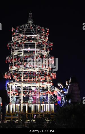 Kaohsiung, Taiwan. 28 gen, 2017. Turisti visitano una lanterna mostra per celebrare la festa di primavera o il nuovo anno lunare cinese, in Foguangshan, a sud-est di Taiwan. Credito: Ou Dongqu/Xinhua/Alamy Live News Foto Stock