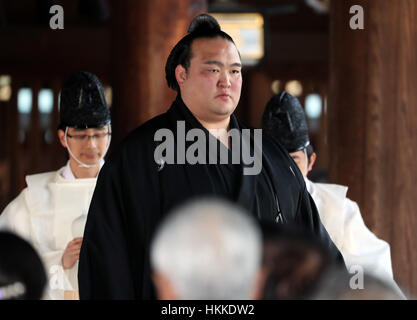 Tokyo, Giappone. 27 gennaio, 2017. Recentemente promosso Sumo grand champion "yokozuna' Kisenosato (C) riceve una cerimonia shintoista di inaugurare yokozuna al Tempio di Meiji in Tokyo. Il 30-anno-vecchio lottatore di sumo inaugurato al sumo del più alto rango di yokozuna, il primo giapponese yokozuna nativo dal 1998. Credito: Yoshio Tsunoda/AFLO/Alamy Live News Foto Stock