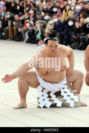 Tokyo, Giappone. 27 gennaio, 2017. Recentemente promosso Sumo grand champion "yokozuna' Kisenosato esegue un anello-entrando cerimonia presso il Tempio di Meiji in Tokyo. Il 30-anno-vecchio lottatore di sumo inaugurato al sumo del più alto rango di yokozuna, il primo giapponese yokozuna nativo dal 1998. Credito: Yoshio Tsunoda/AFLO/Alamy Live News Foto Stock