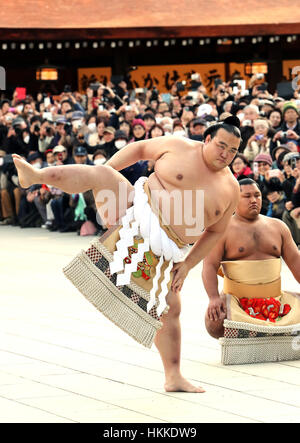 Tokyo, Giappone. 27 gennaio, 2017. Recentemente promosso Sumo grand champion "yokozuna' Kisenosato (L) esegue un anello-entrando cerimonia presso il Tempio di Meiji in Tokyo. Il 30-anno-vecchio lottatore di sumo inaugurato al sumo del più alto rango di yokozuna, il primo giapponese yokozuna nativo dal 1998. Credito: Yoshio Tsunoda/AFLO/Alamy Live News Foto Stock