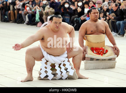 Tokyo, Giappone. 27 gennaio, 2017. Recentemente promosso Sumo grand champion "yokozuna' Kisenosato (L) esegue un anello-entrando cerimonia presso il Tempio di Meiji in Tokyo. Il 30-anno-vecchio lottatore di sumo inaugurato al sumo del più alto rango di yokozuna, il primo giapponese yokozuna nativo dal 1998. Credito: Yoshio Tsunoda/AFLO/Alamy Live News Foto Stock