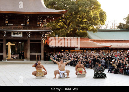 Tokyo, Giappone. 27 gennaio, 2017. Recentemente promosso Sumo grand champion "yokozuna' Kisenosato (C) esegue un anello-entrando cerimonia presso il Tempio di Meiji in Tokyo. Il 30-anno-vecchio lottatore di sumo inaugurato al sumo del più alto rango di yokozuna, il primo giapponese yokozuna nativo dal 1998. Credito: Yoshio Tsunoda/AFLO/Alamy Live News Foto Stock