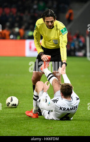 BayArena Leverkusen, Germania. 28 gen, 2017. Lega calcio tedesca, 1. Bundesliga stagione 2016/17, giornata 18, Bayer 04 Leverkusen vs Borussia Mšnchengladbach (Moenchengladbach, Gladbach) ---referree Aytekin aiuta a Christoph Kramer (MGL) con la sua angusta fino gamba Credito: kolvenbach/Alamy Live News Foto Stock