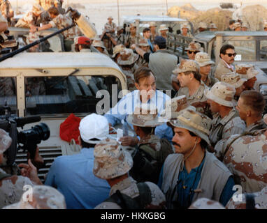 Il Presidente degli Stati Uniti George H.W. Bush condivide un ringraziamento vacanza pasto con personale militare statunitense in Arabia Saudita il 22 novembre 1990. Credito: Ed Bailey/DoD via CNP - nessun filo SERVICE - foto: Ed Bailey/consolidato Notizie Foto/Ed Bailey - DoD via CNP Foto Stock