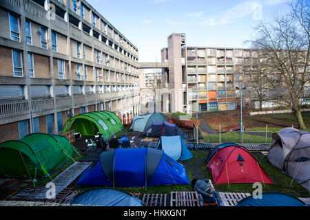 Sheffield, Regno Unito. Il 29 gennaio 2017. Sheffields è la Tendopoli al Park Hill appartamenti sotto un ordine del possesso dal consiglio della città. I residenti sono stati invitati a raccogliere i loro averi e si spostano fuori. 29 gennaio 2017 Credit: Gary Bagshawe/Alamy Live News Foto Stock